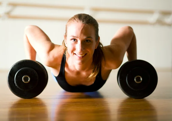 Erős hölgy csinál push-up — Stock Fotó