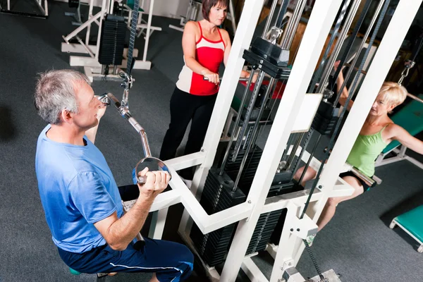 Senior in a gym — Stock Photo, Image