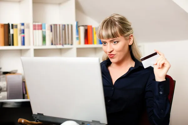 女子坐在一台笔记本电脑 — 图库照片