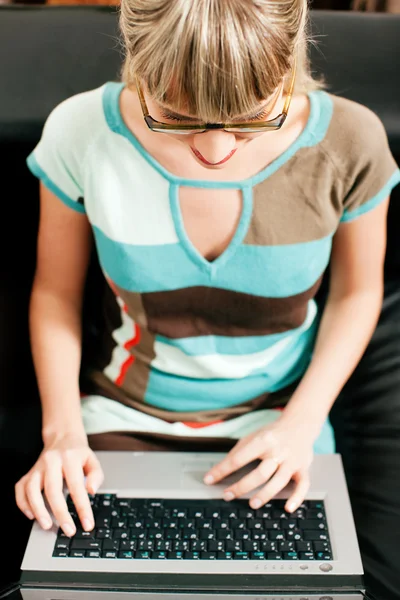 Mulher - uma administração telecommuterdoing de seu negócio a partir de um laptop si — Fotografia de Stock