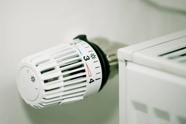 Radyatör için hazır üzerinde termostat — Stok fotoğraf