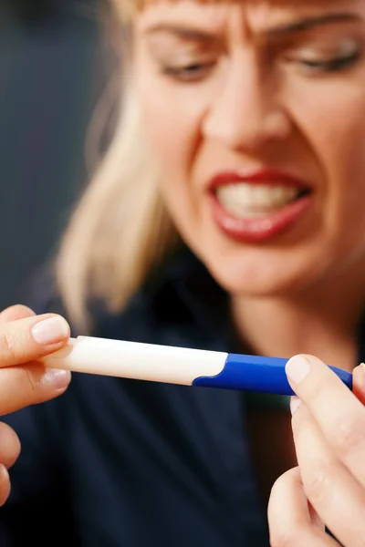 Vrouw op zoek naar een zwangerschap — Stockfoto