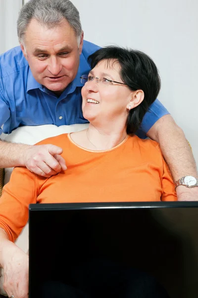 Mature couple surfing the — Stock Photo, Image