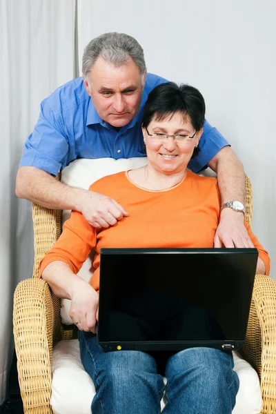 Mature couple surfing the — Stock Photo, Image