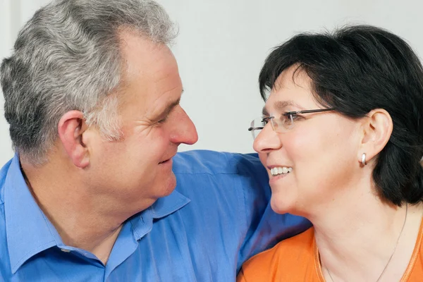 Ältere Paare schauen sich jeden an — Stockfoto