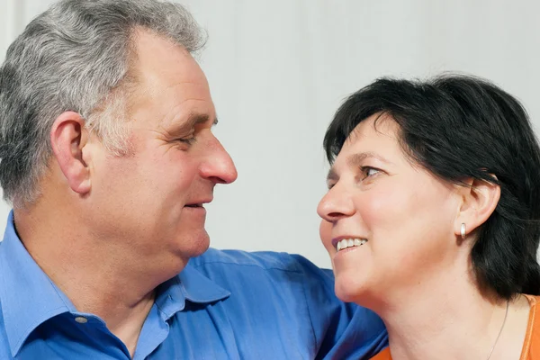 Mature couple looking at each — Stock Photo, Image