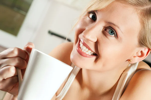 Preciosa mujer disfrutando de un —  Fotos de Stock