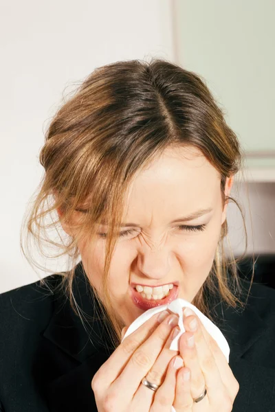Γυναίκα με ένα γρίπης ή κρύων έχοντας — Φωτογραφία Αρχείου