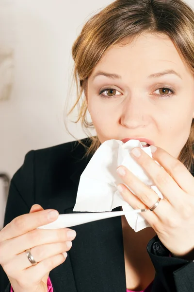 Γυναίκα με ένα γρίπης ή κρύων έχοντας — Φωτογραφία Αρχείου