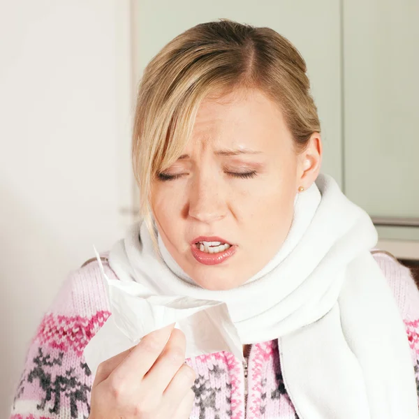 Femme avec une grippe ou un rhume ayant — Photo