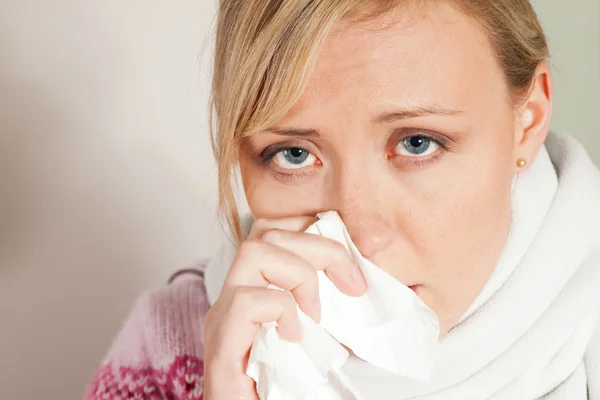 Женщина с гриппом или простудой — стоковое фото