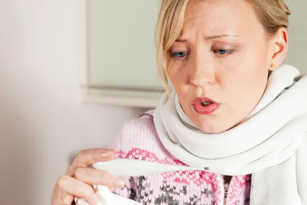 Жінка з грипом або застудою — стокове фото