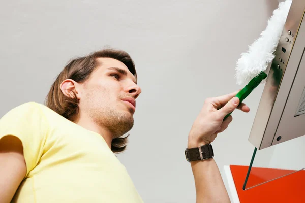 Homem a limpar o apartamento — Fotografia de Stock