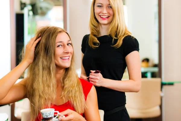 Frau beim Friseur — Stockfoto