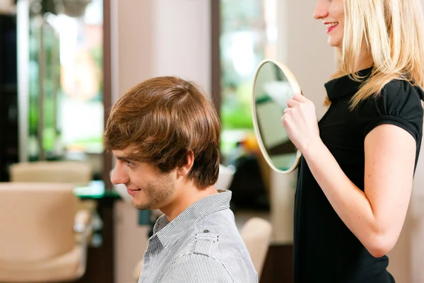 Man at the hairdresser, she has — Stock Photo, Image