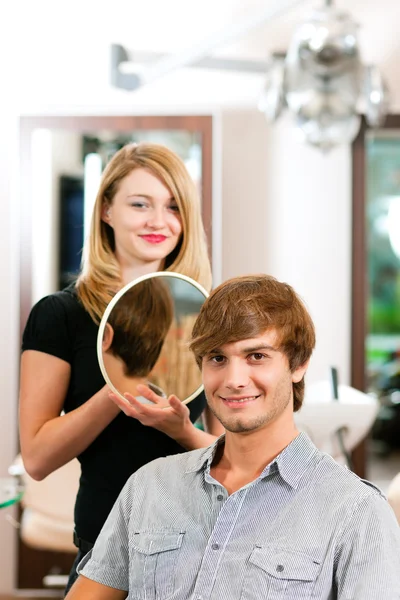Hombre en la peluquería, ella tiene — Foto de Stock