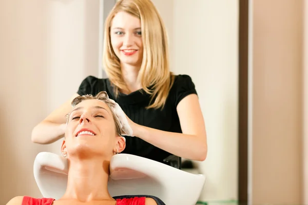 Woman at the hairdresser — Stock Photo, Image