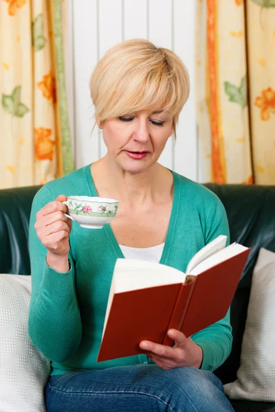 Wanita dewasa sedang membaca. — Stok Foto