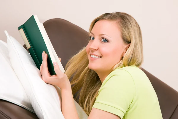 Mujer divirtiéndose leyendo un —  Fotos de Stock