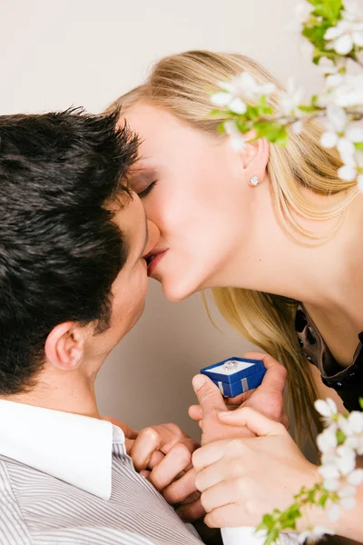 Couple kissing after he — Stock Photo, Image
