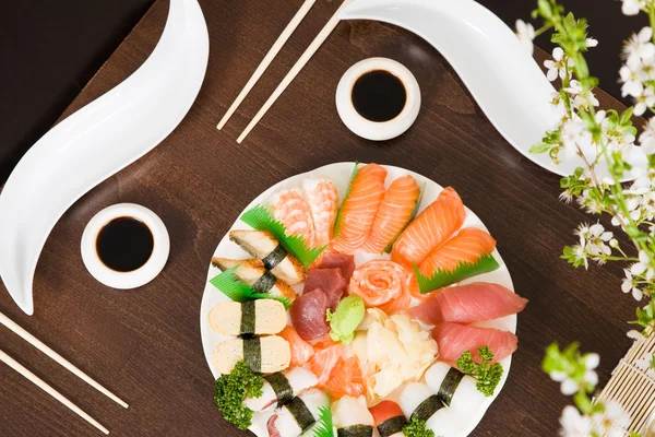 Casal comer sushi para o jantar — Fotografia de Stock
