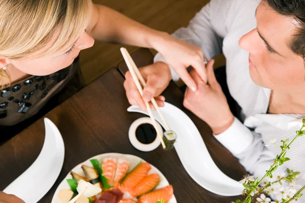 Ζευγάρι τρώει σούσι για δείπνο — Φωτογραφία Αρχείου