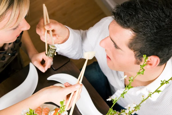 Pareja comiendo sushi para la cena — Foto de Stock