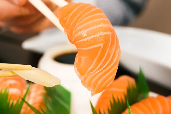 Casal comer sushi para o jantar — Fotografia de Stock