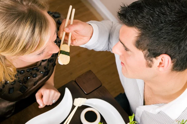 Пара їсть суші на вечерю — стокове фото