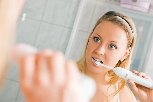 Young woman brushing her — Stock Photo, Image