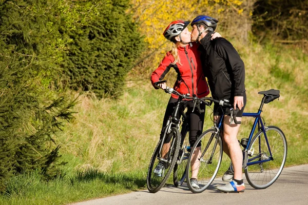 Sportig par på cyklar — Stockfoto