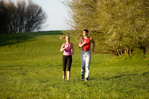Спортсменка молода пара біжить — стокове фото