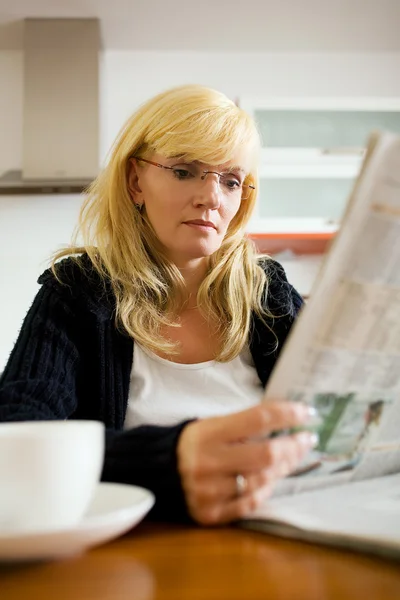Vrouw leest de ochtend — Stockfoto