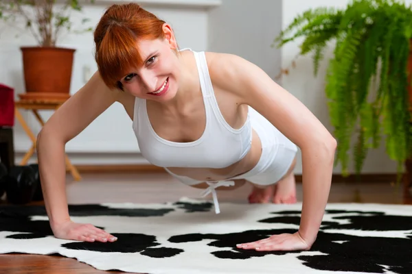 Frau trainiert zu Hause — Stockfoto