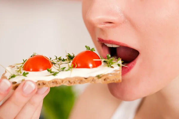 Mulher comendo saudável em seu — Fotografia de Stock