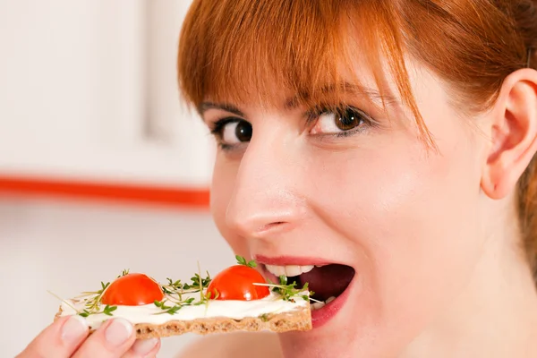 Mulher comendo saudável em seu — Fotografia de Stock
