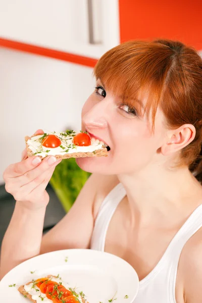 Kobieta jedzenie zdrowe w jej — Zdjęcie stockowe