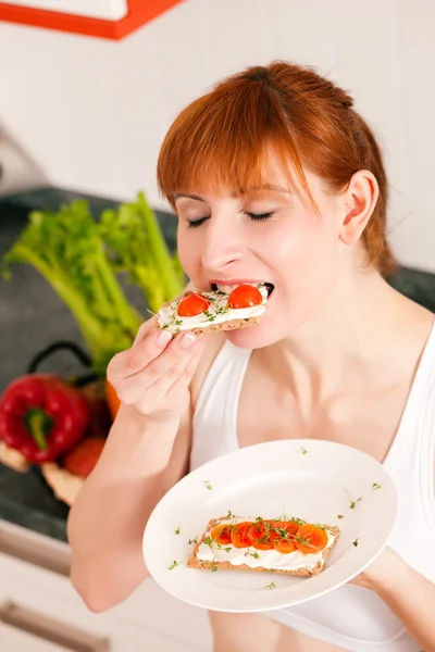 Woman eating healthy in her — Stock Photo, Image