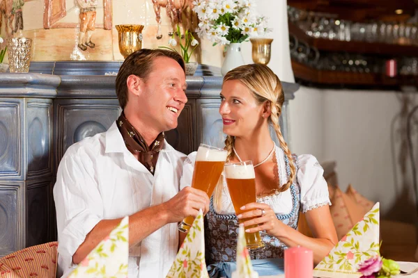 Casal em Baviera Tracht — Fotografia de Stock