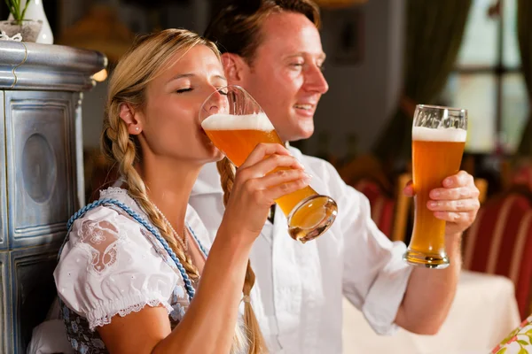 Couple en Bavarian Tracht — Photo