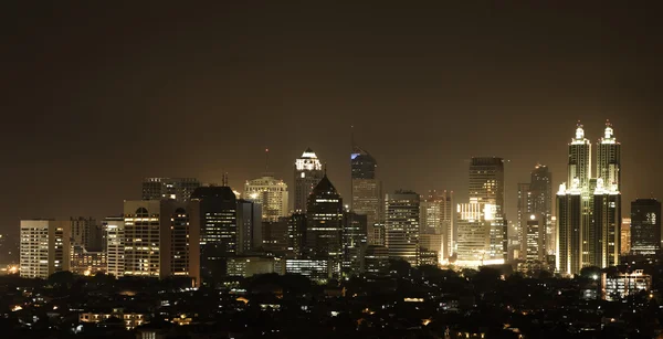 Nattliga skyline med ljusa — Stockfoto