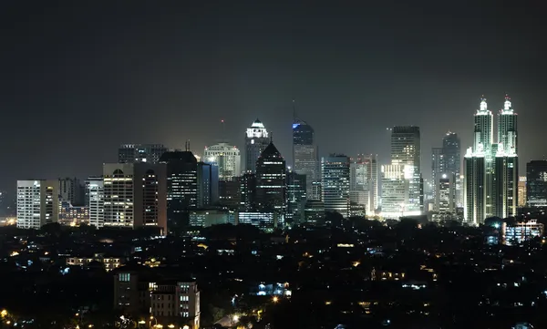 Nachtelijke skyline met bright — Stockfoto