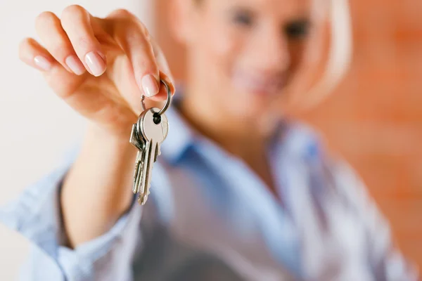 Realtor is giving the keys to an — 스톡 사진