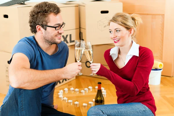Young couple moving in new — Stock Photo, Image