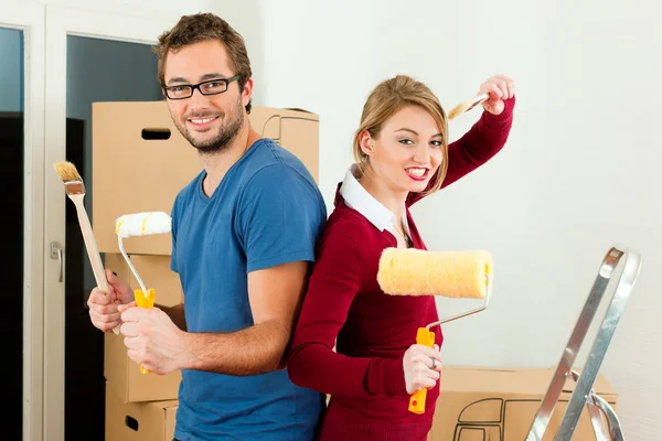Young couple moving in new — Stock Photo, Image