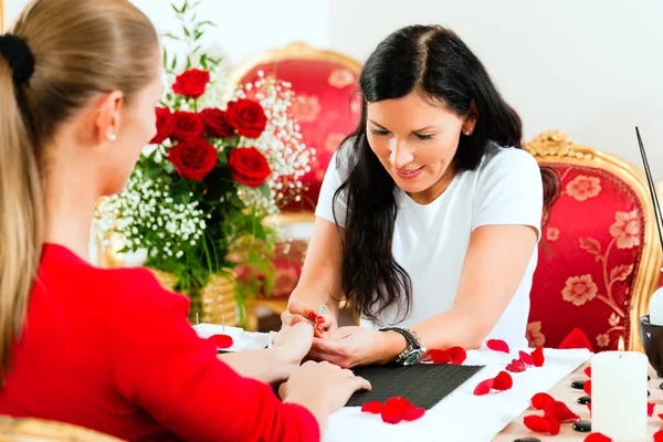 Woman in a nail salon receiving — Stock Photo, Image
