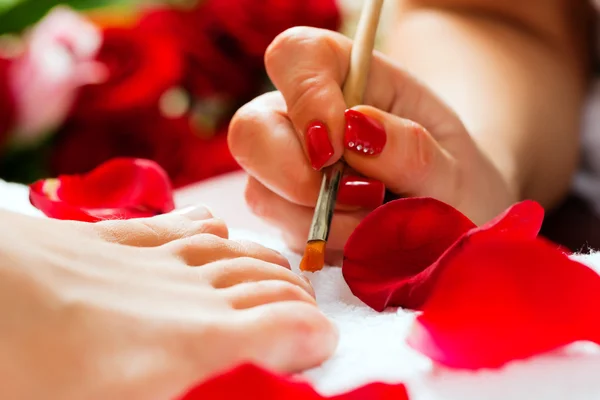 Woman receiving pedicure in a — Stock Photo, Image