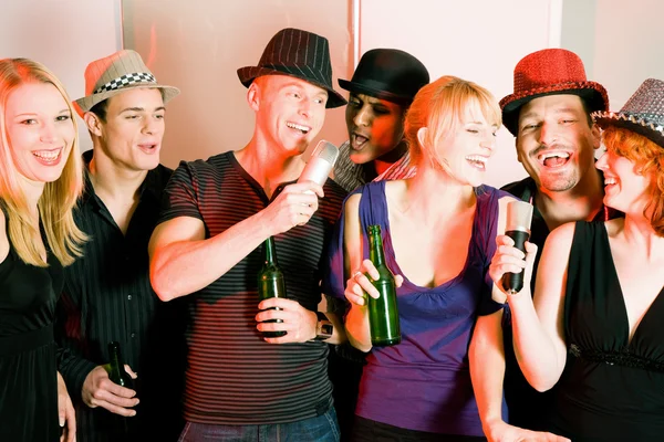 Tendo uma festa de karaoke — Fotografia de Stock