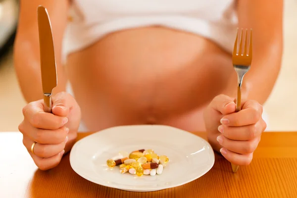 Hamile kadın ile bir tabak bir tabak hamile kadınla — Stok fotoğraf