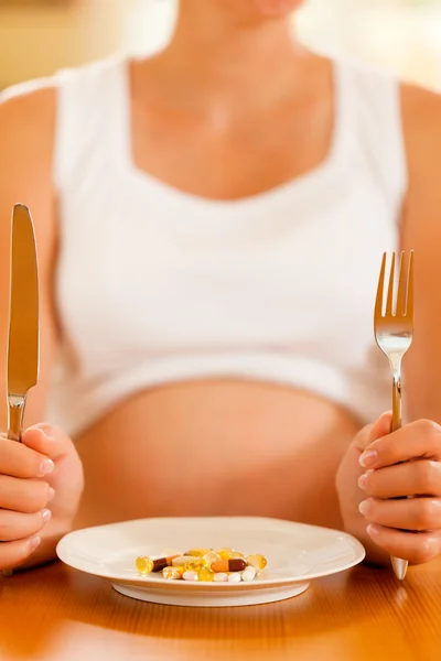 Femme enceinte avec une assiette Femme enceinte avec une assiette — Photo
